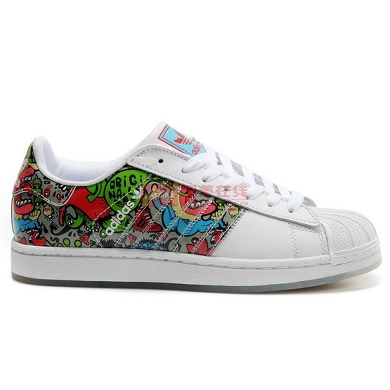 阿迪达斯涂鸦情侣款休闲鞋/板鞋